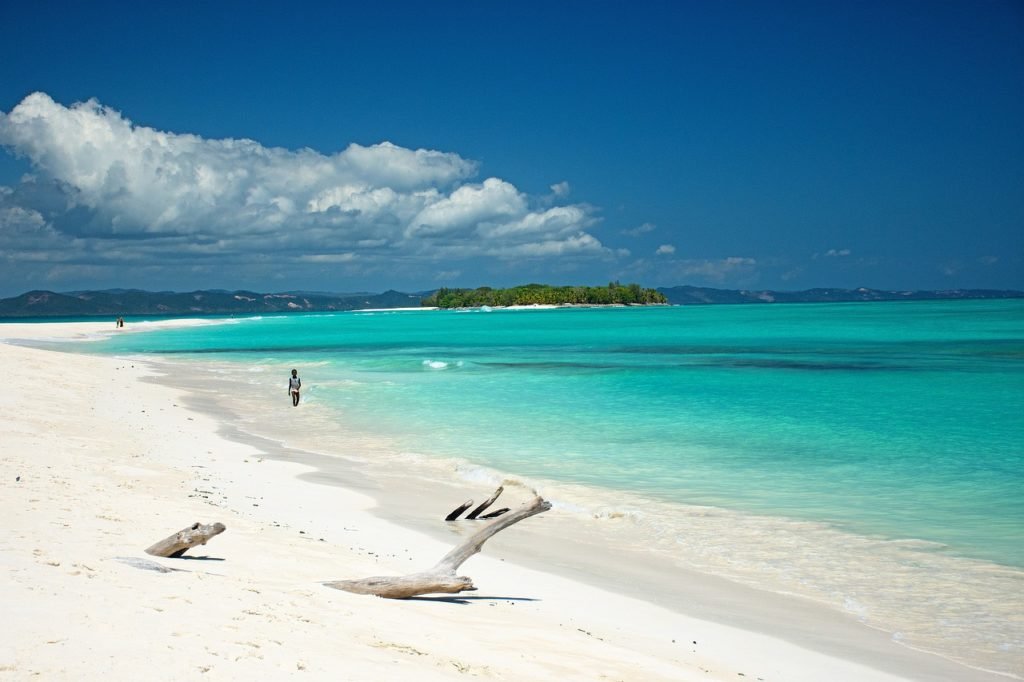 Heller Sandstrand mit türkisfarbenem Meer auf Madagaskar
